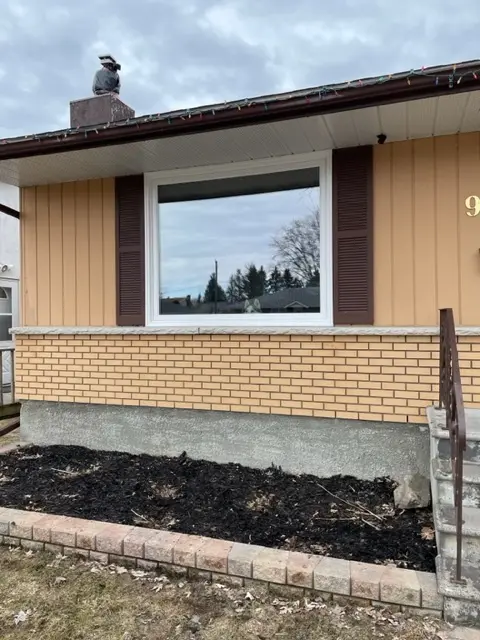fixed windows, picture windows, stationary windows, non-opening windows, large glass windows, sealed unit windows, Thunder Bay windows, custom home windows, energy efficient fixed glass, Northwestern Ontario window installation