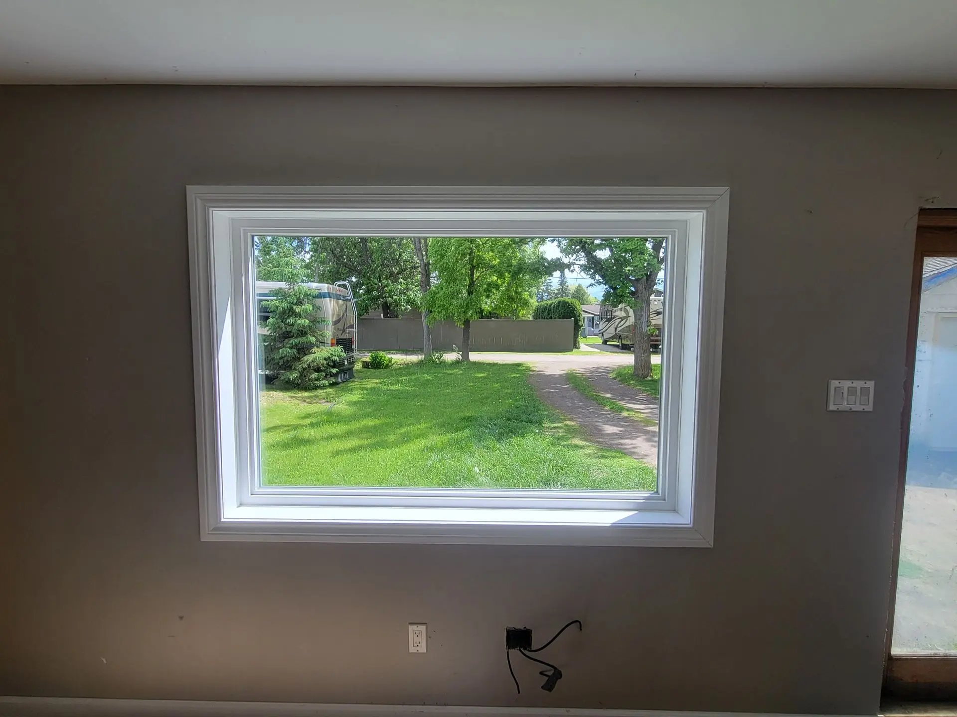 fixed windows, picture windows, stationary windows, non-opening windows, large glass windows, sealed unit windows, Thunder Bay windows, custom home windows, energy efficient fixed glass, Northwestern Ontario window installation