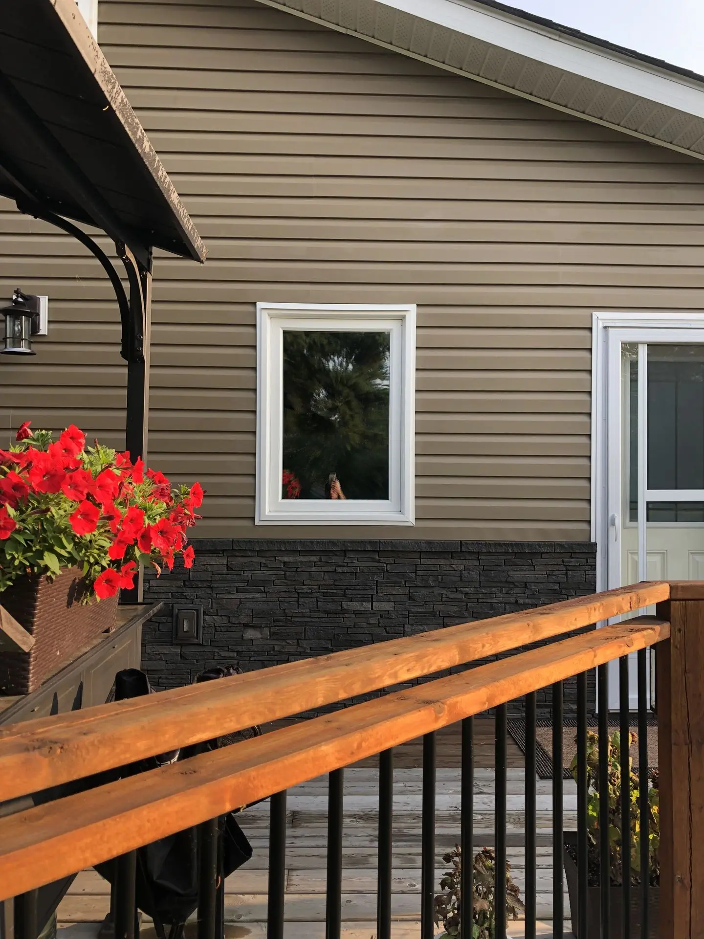 fixed windows, picture windows, stationary windows, non-opening windows, large glass windows, sealed unit windows, Thunder Bay windows, custom home windows, energy efficient fixed glass, Northwestern Ontario window installation